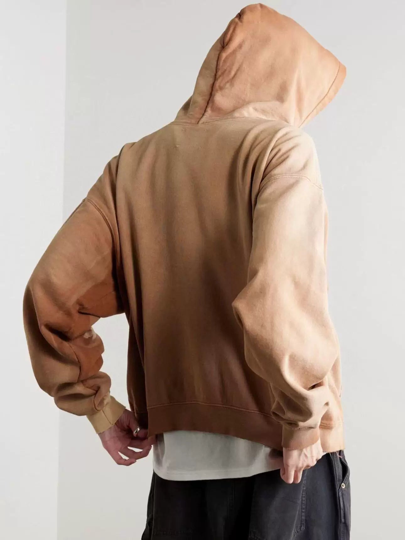 GALLERY DEPT. VENTURA HOODIE is an American style high street hoodie made of old, washed, and discarded soil